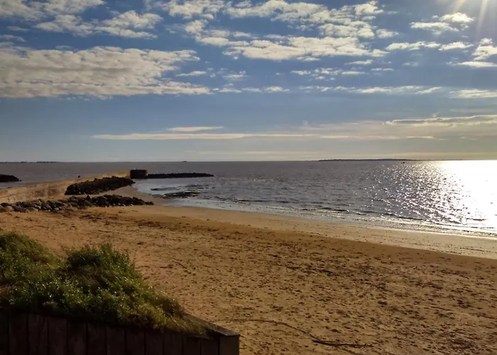 Les Pieds Dans L'eau Apartment *